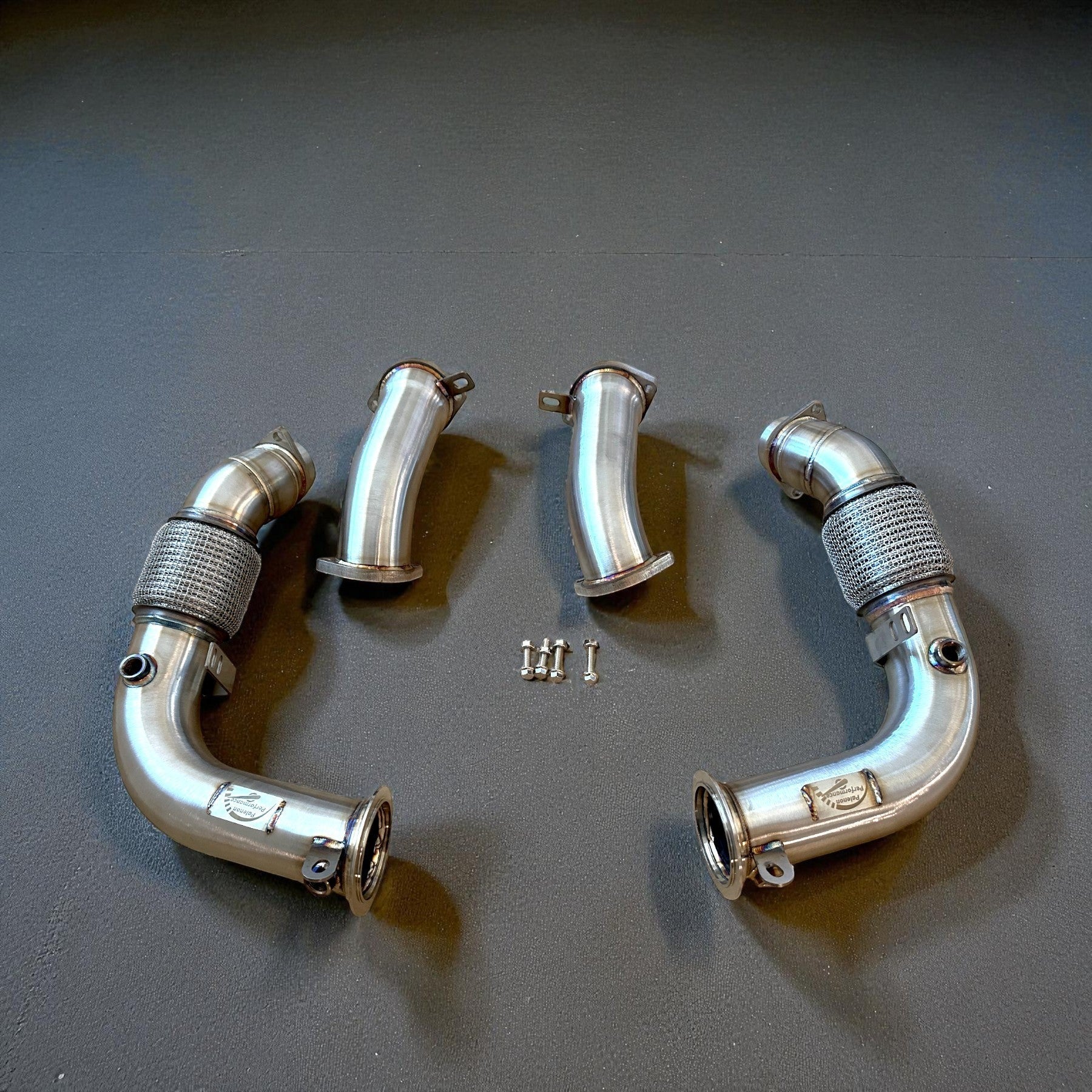 Palenon Performance stainless steel racing downpipes for BMW G90 M5 and G99 M5 with precision CNC-machined flanges.