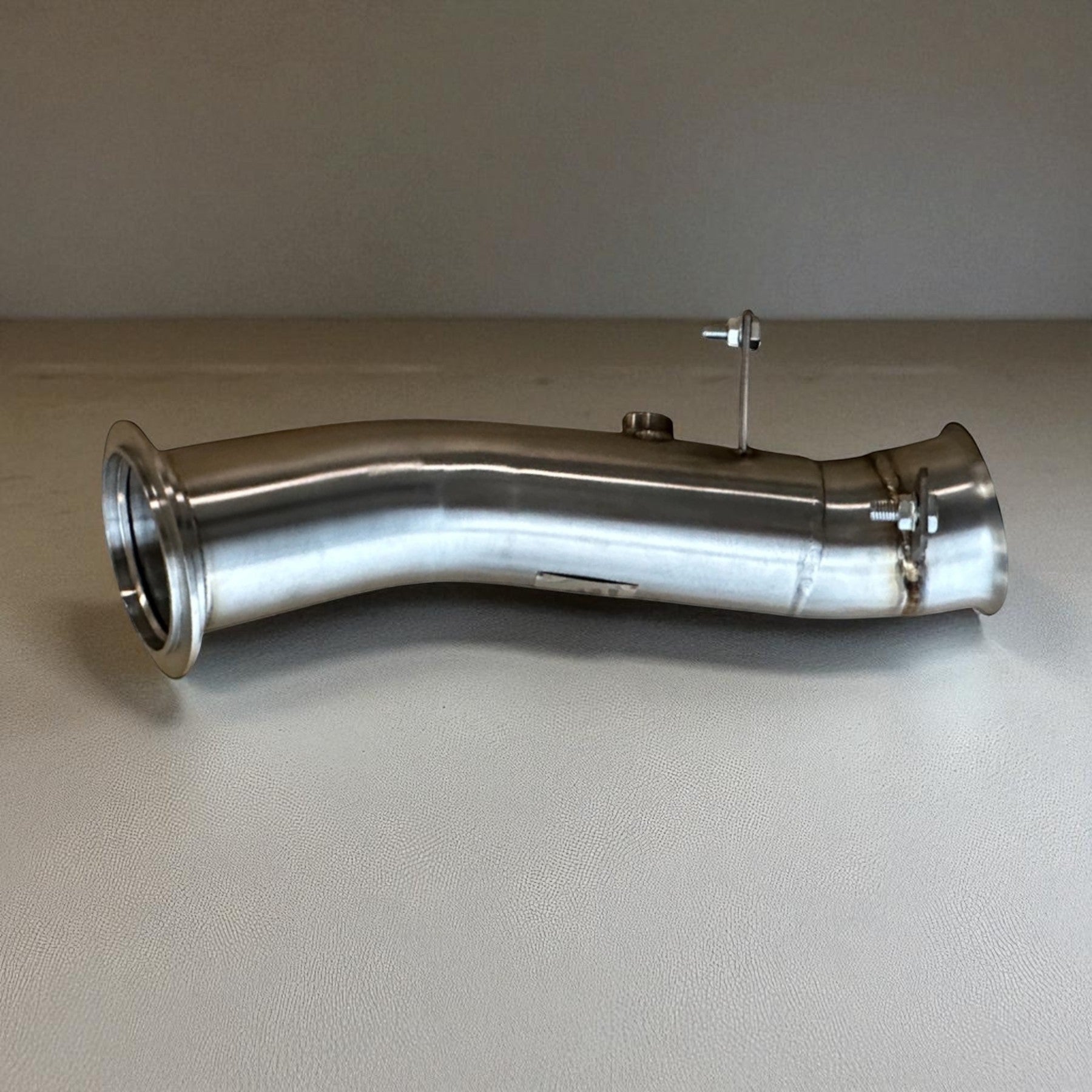 Palenon Performance N55 racing downpipe made of polished stainless steel with CNC-machined flanges and O2 sensor bungs.
